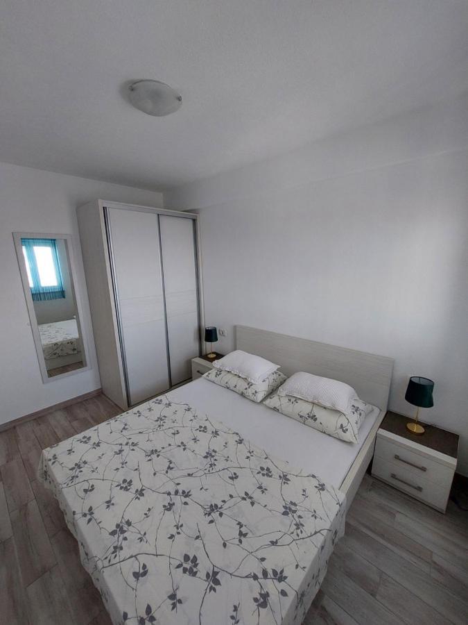 Apartment Nova With Pool Makarska